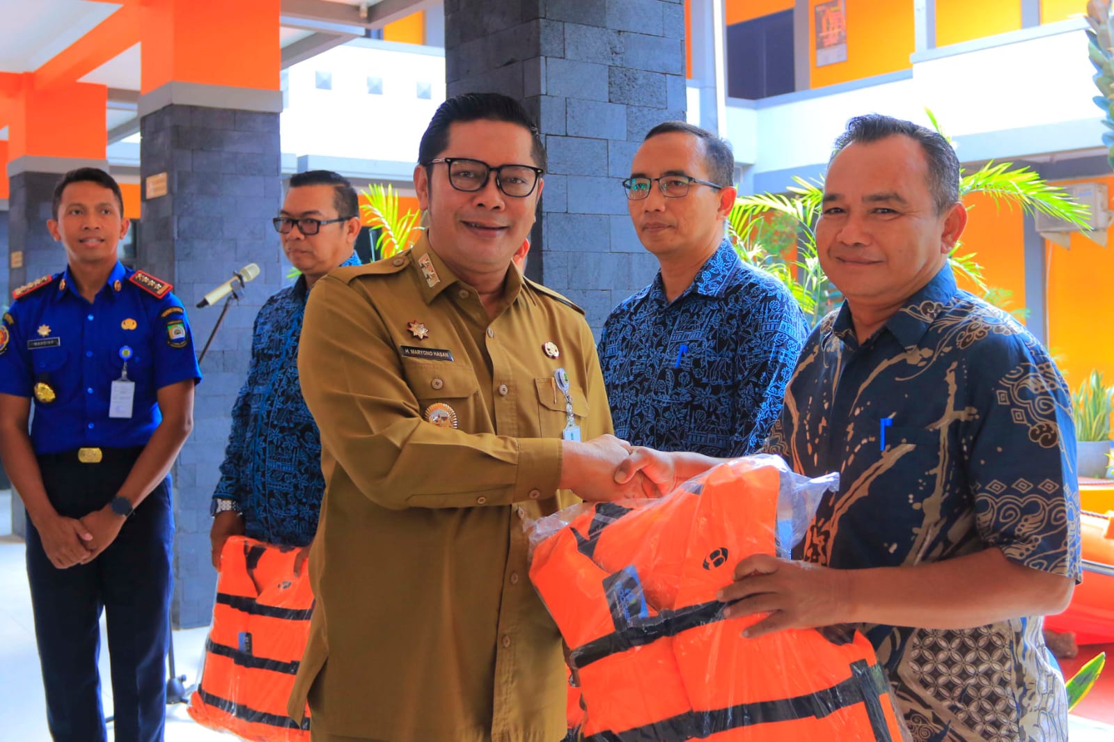 Maryono saat menyerahkan alat kelengkapan personil di BPBD.