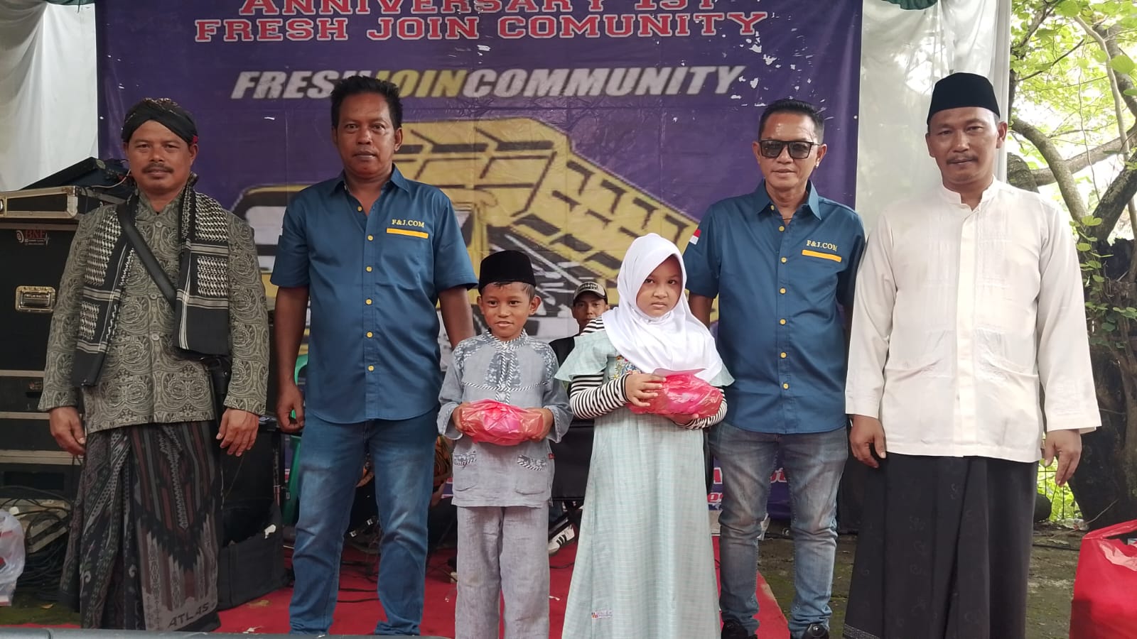 Ketua Komunitas Dum Truk Fresh Join Community saat bersama para anak yatim.