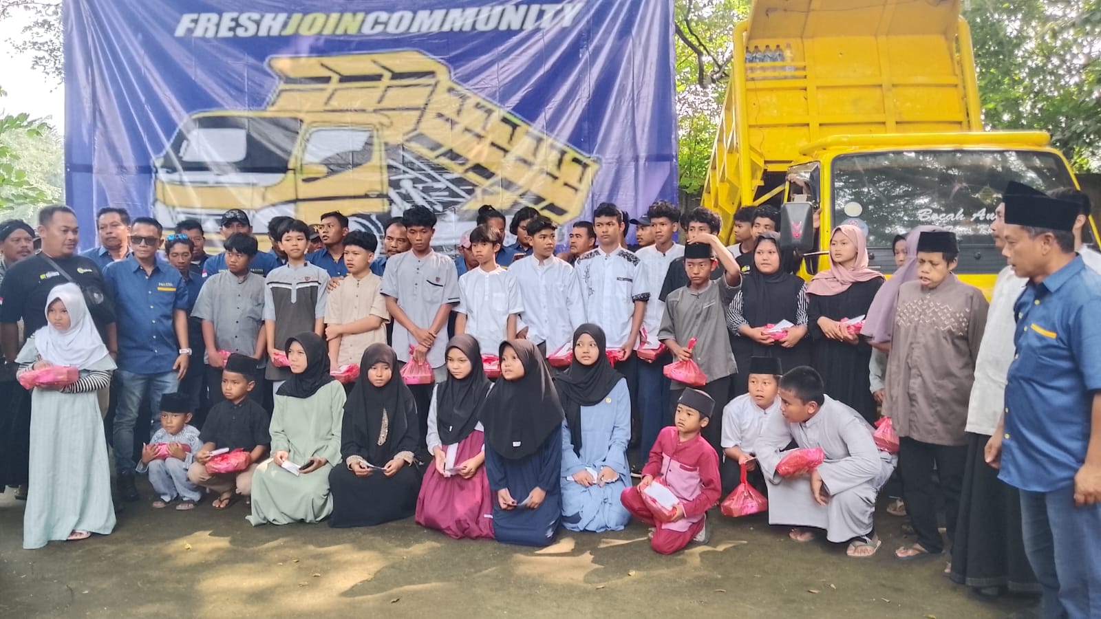 Komunitas Dum Truk Fresh Join Community saat bersama para anak yatim.