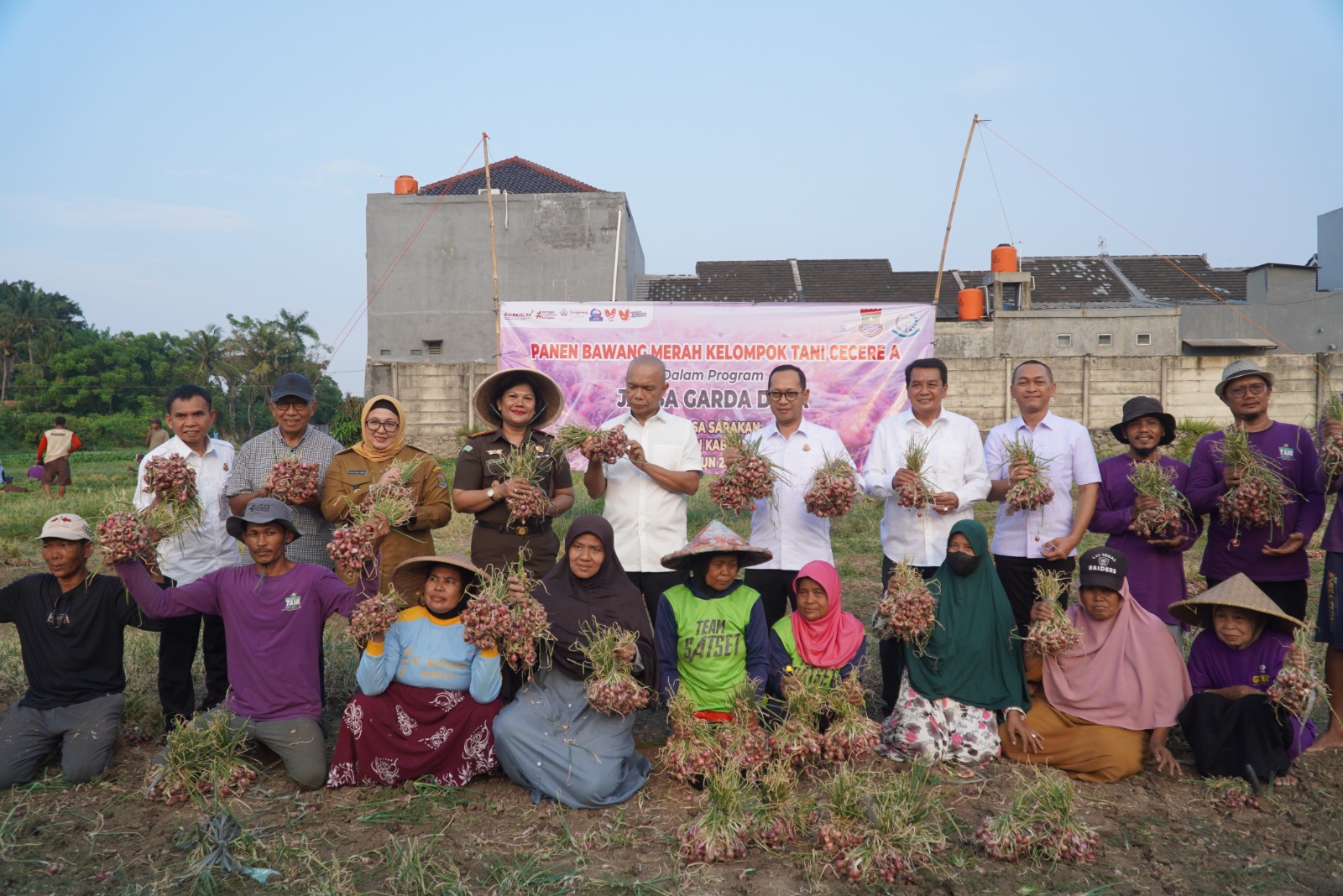 Jaksa Agung Muda Intelijen Kejaksaan Agung Reda Mantovani, Bupati Maesyal, Wabup Intan, Kajari Afrillianna Purba, dan Pejabat lainnya saat ikut panen bawang bersama kelompok petani.