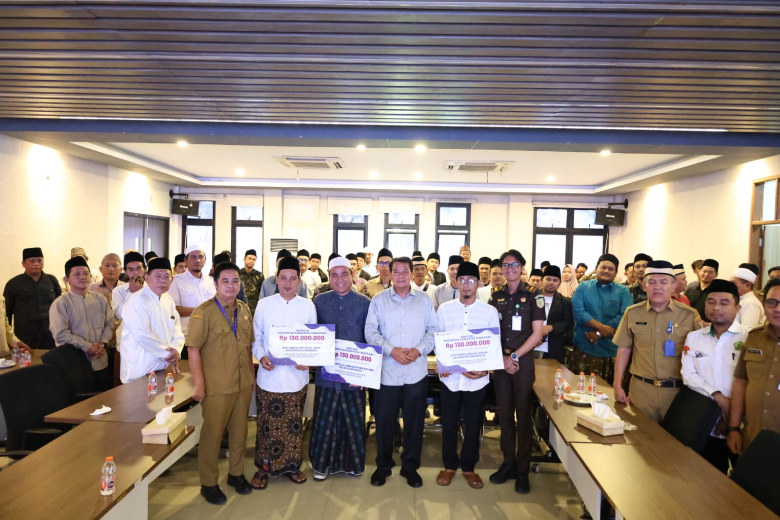 Bupati Maesyal saat bersama para pengasuh pondok pesantren yang mendapatkan Program Sanitren.