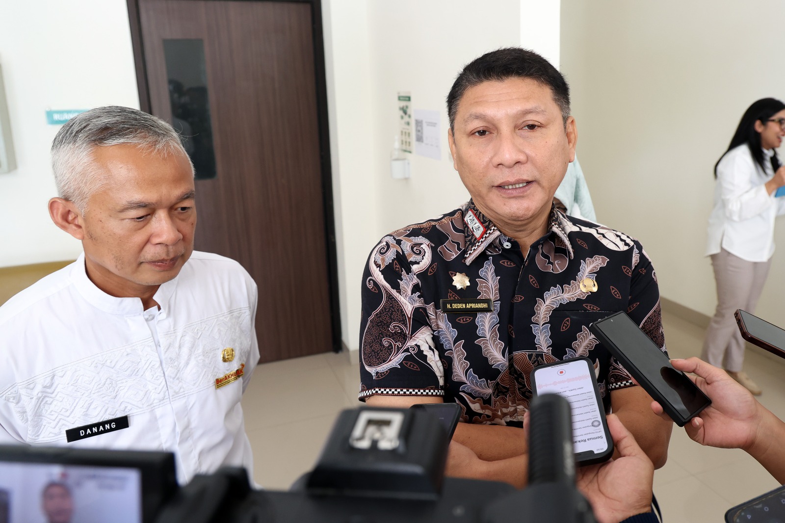 Sekda Banten Deden Apriandhi saat bersama Direktur RSUD Banten, Danang Hamsah Nugroho.