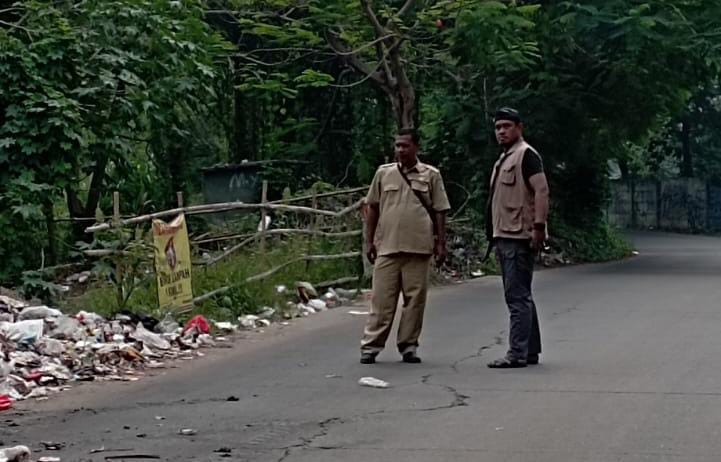 Pejabat DLH Kota Tangerang bersama warga saat dilokasi sampah yang menumpuk.