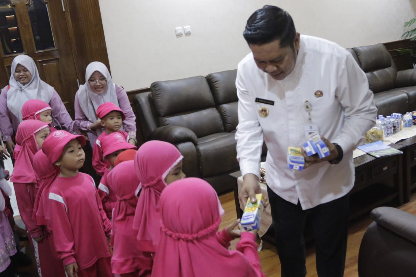 Maryono saat menyambut anak-anak paud yang kunjungan edukasi wisata di Puspem Kota Tangerang.