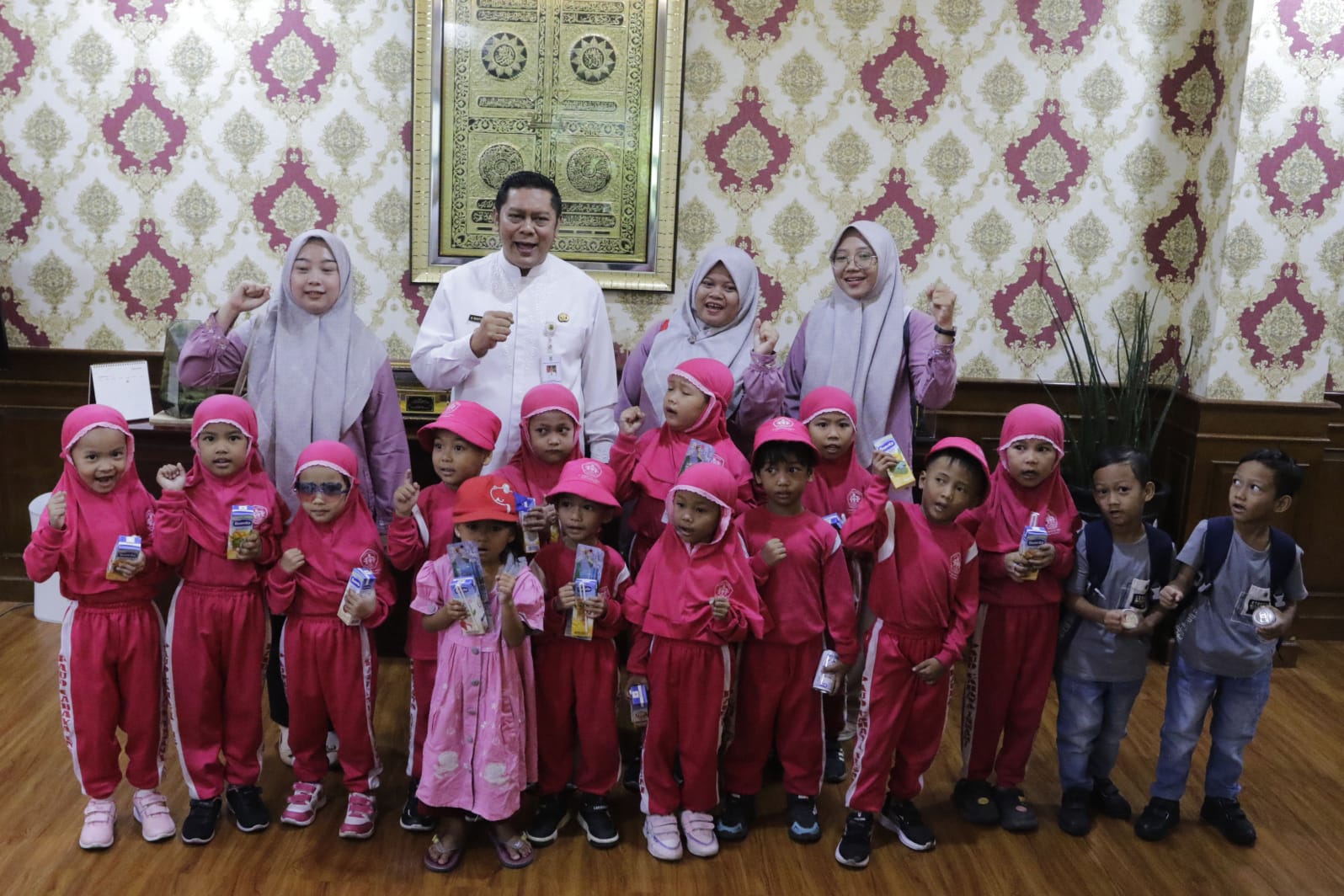 Maryono saat bersama anak-anak Paud Cahaya Insani Gembor.