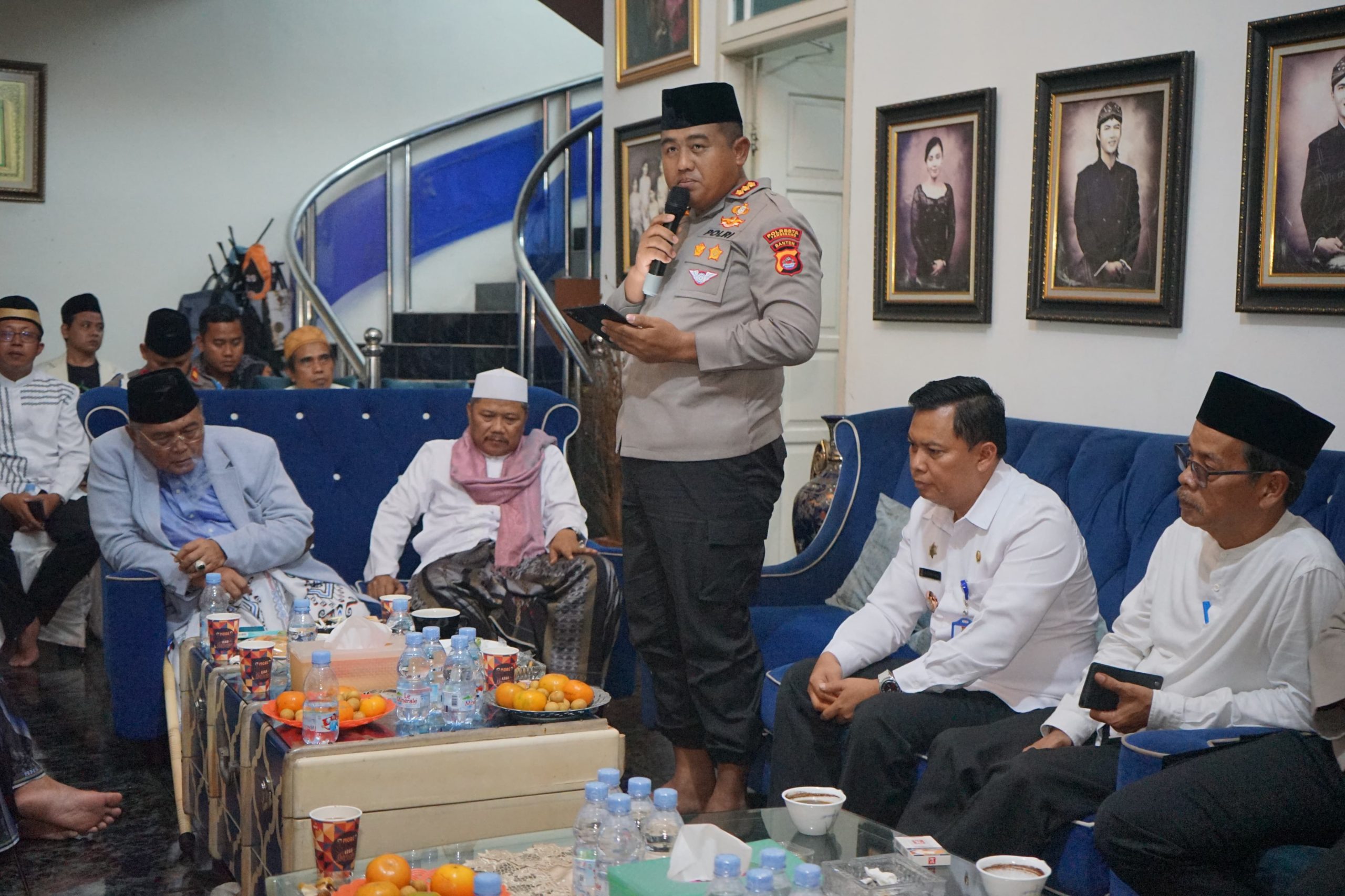 Kapolresta Tangerang Kombes Pol Andi Muhammad Indra Waspada Amirullah Didampingi Camat Supriyadi saat bersama Masyarakat Cikupa.