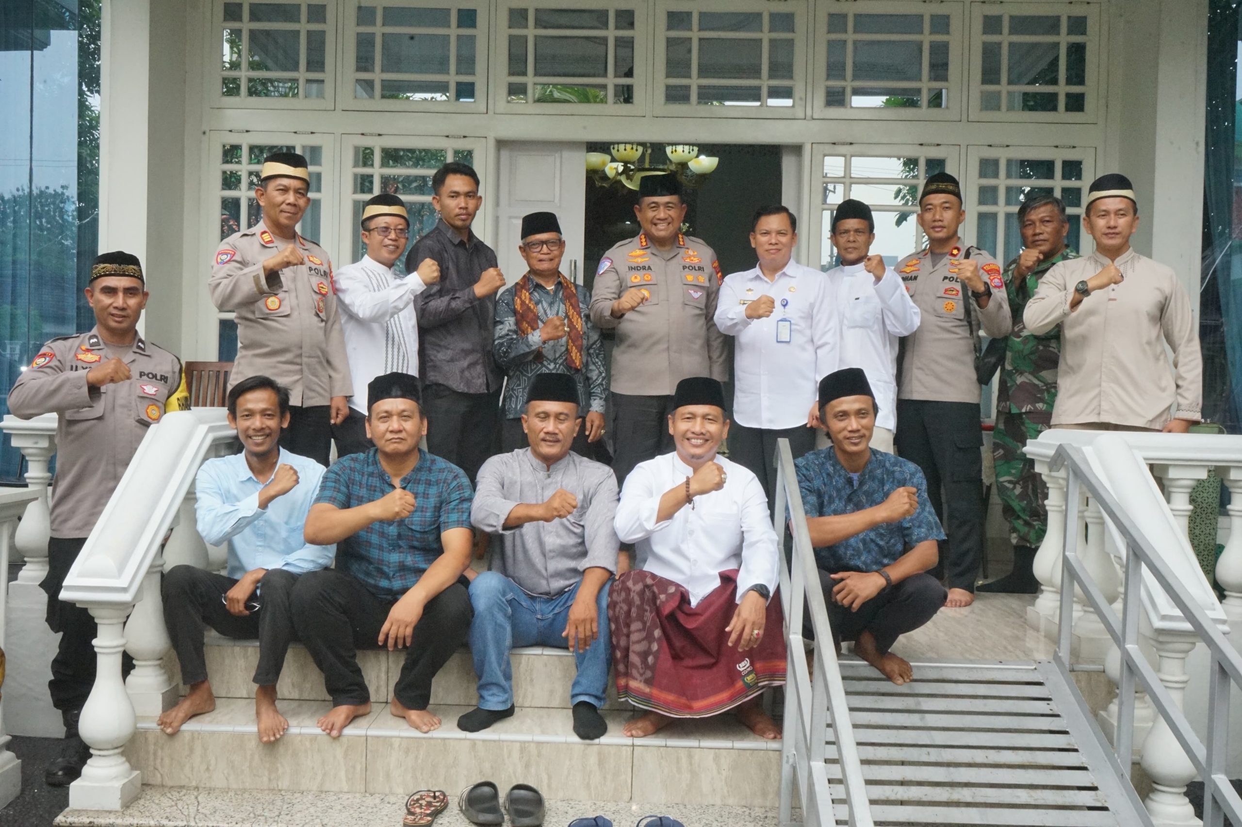 Kapolresta Tangerang Kombes Pol Andi Muhammad Indra Waspada Amirullah Didampingi Camat Supriyadi saat bersama Masyarakat Cikupa.