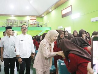 Bupati Ratu Zakiyah saat menyapa para siswa MAN 1 Serang Kragilan.
