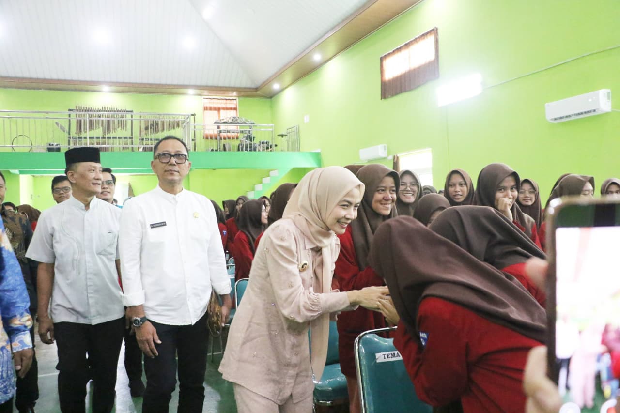 Bupati Ratu Zakiyah saat menyapa para siswa MAN 1 Serang Kragilan.