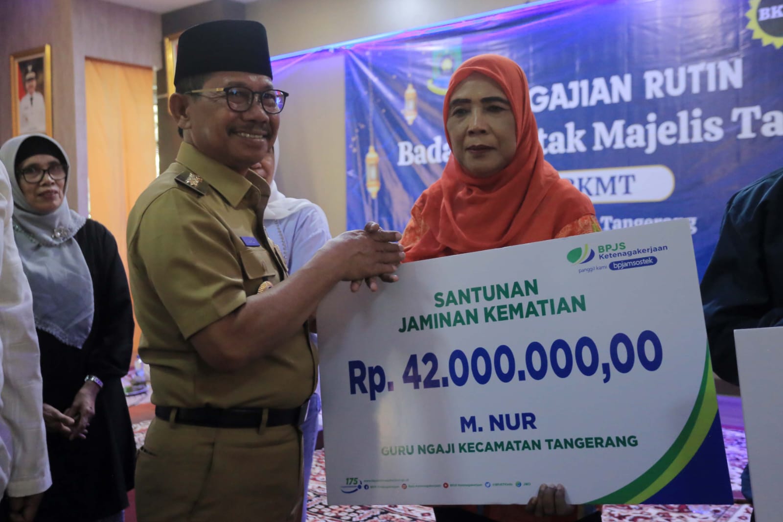 Sachrudin saat menyerahkan santunan JKM.