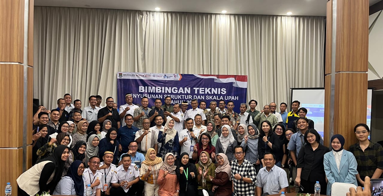 Narasumber dan para peserta kegiatan Bimbingan Teknis (Bimtek) Penyusunan Struktur dan Skala Upah.