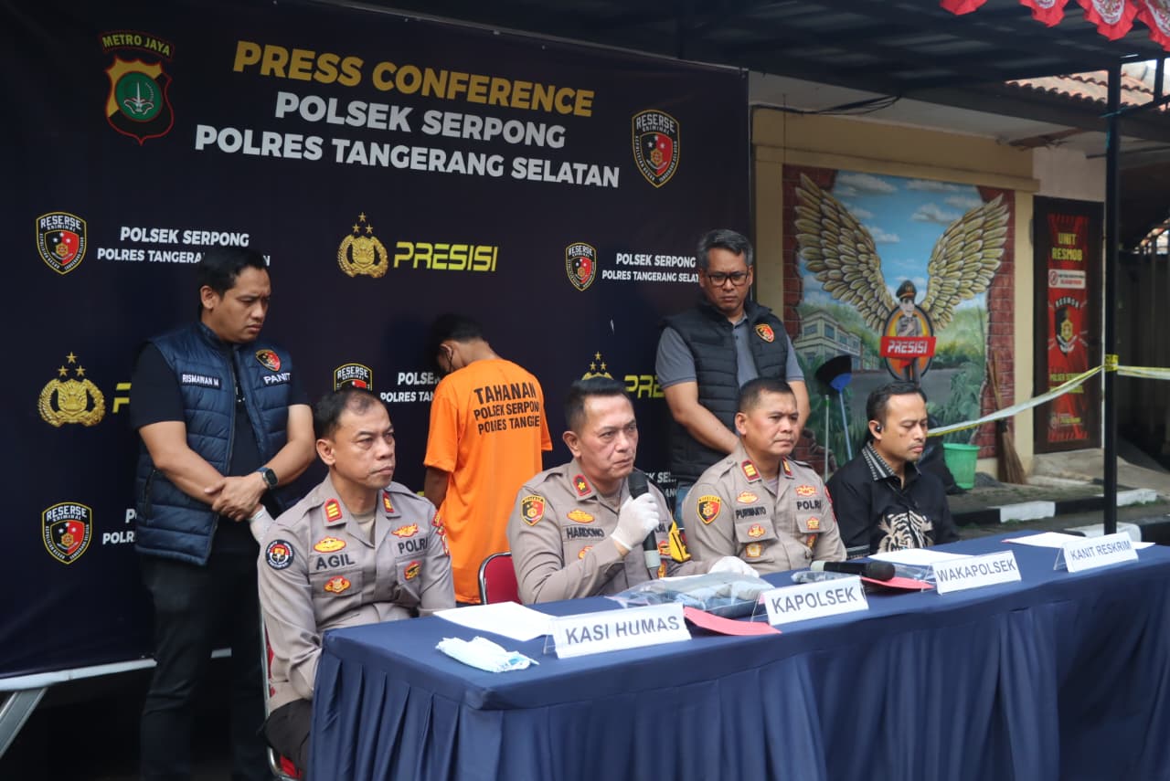 Polsek Serpong gelar Konferensi Pers Kasus penganiayaan pedagang kerupuk.