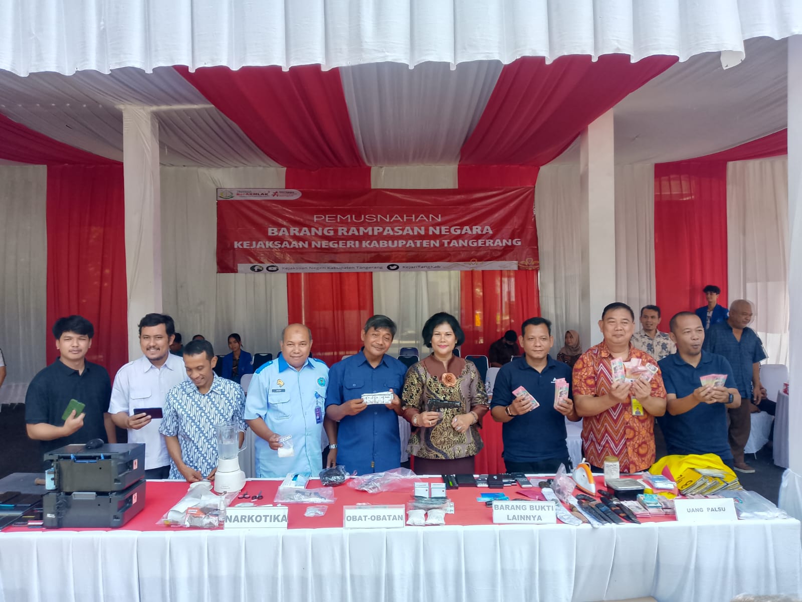 Kajari Afrillianna Purba dan jajarannya bersama pejabat lainnya saat memusnahkan barang bukti.