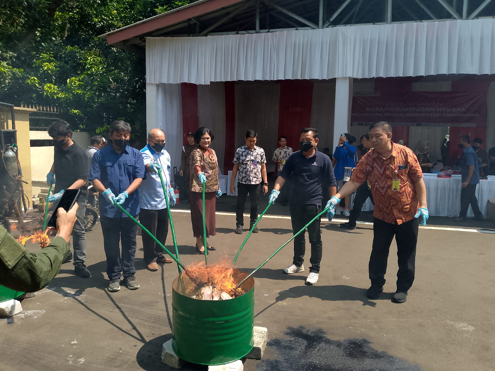 Kajari Afrillianna Purba dan jajarannya bersama pejabat lainnya saat memusnahkan barang bukti.