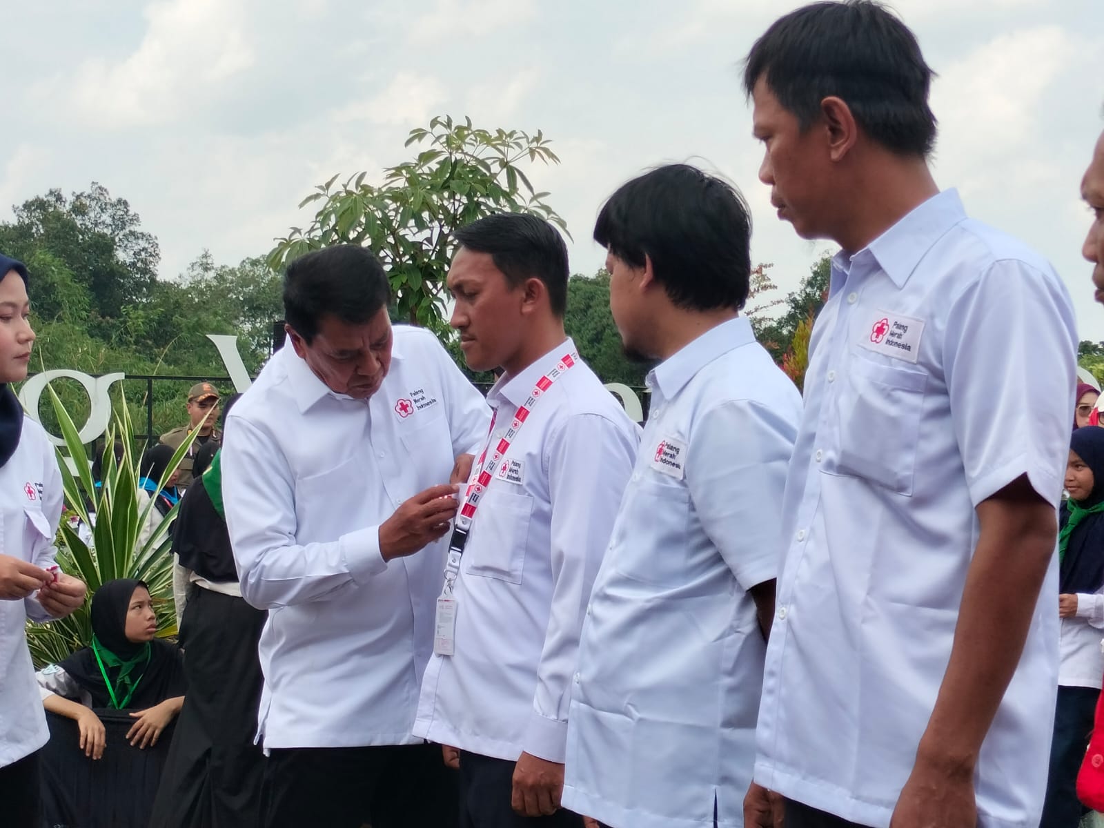 Bupati Maesyal saat menyematkan lencana penghargaan ke Suparji Rustam Relawan PMI Kabupaten Tangerang.