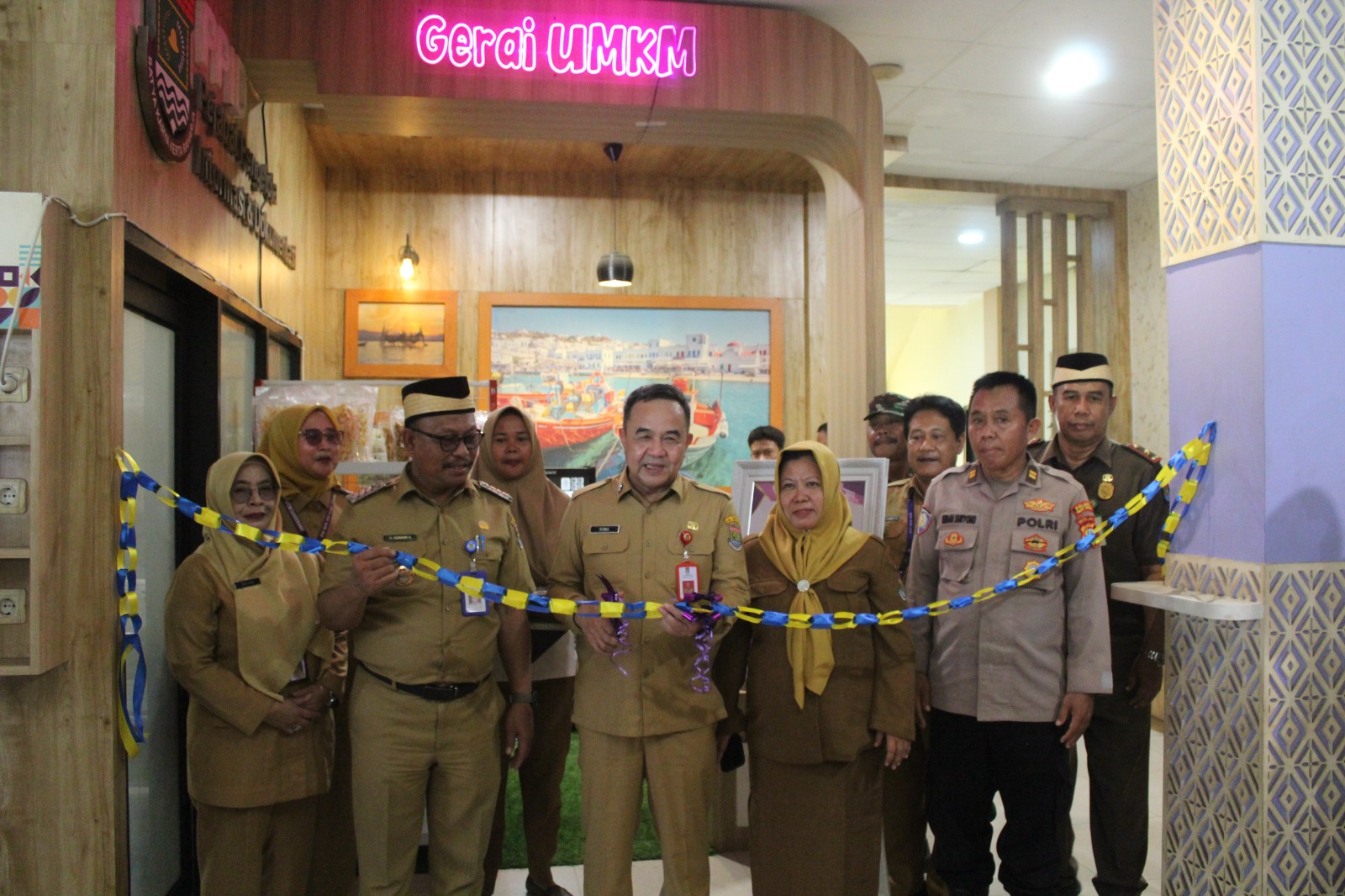 Sekda Soma saat meresmikan peluncuran Gerai UMKM Kecamatan Kosambi.