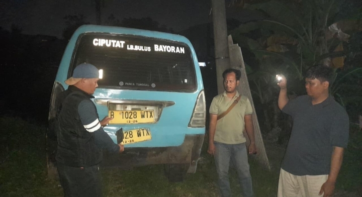 Polisi saat mendatangi pool angkot D01 di Jl. Dewi Sartika, Cipayung, Ciputat.