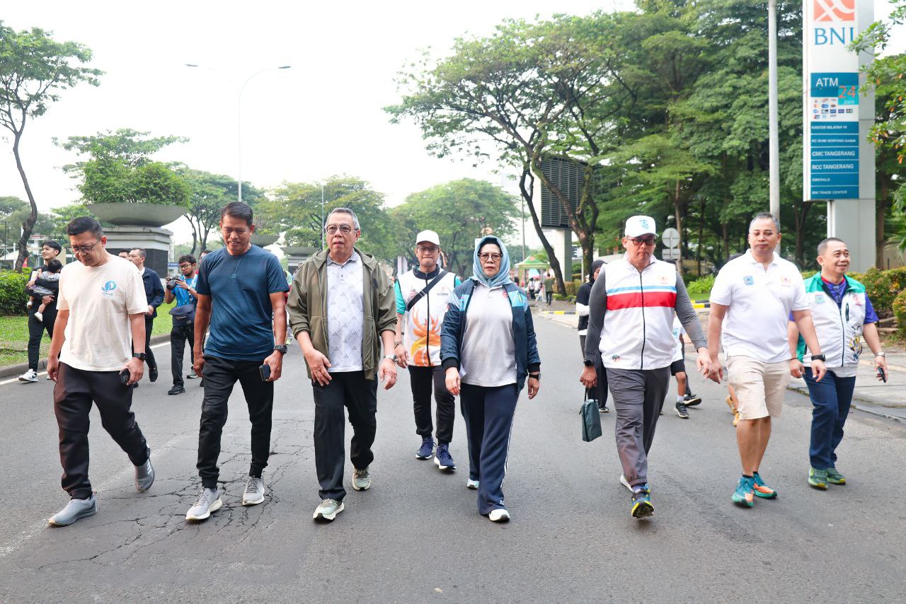 Benyamin saat bersama masyarakat ikut Car Free Day BSD.