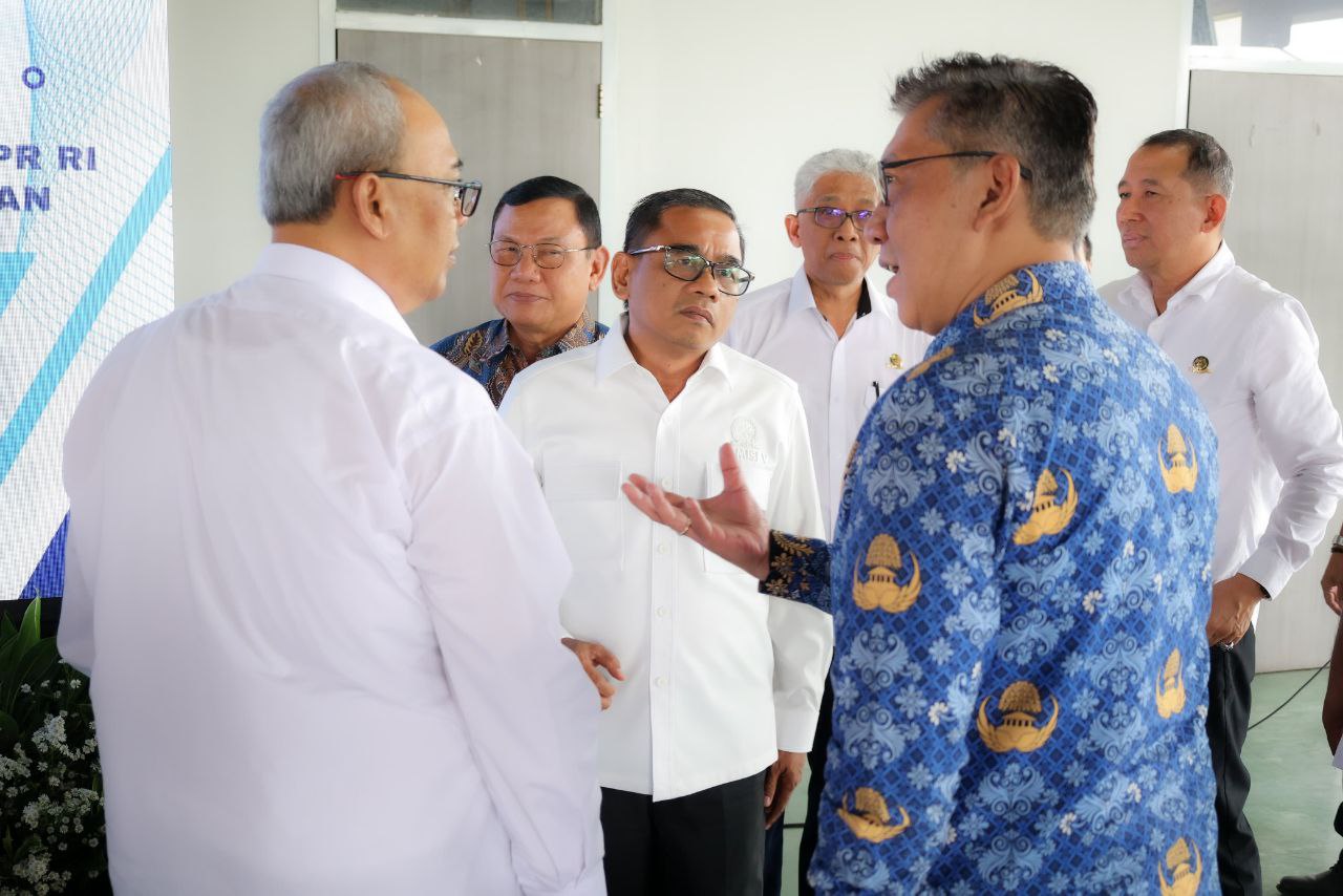 Sekda Bambang saat bersama Anggota Komisi V DPR RI di Terminal Pondok Cabe.