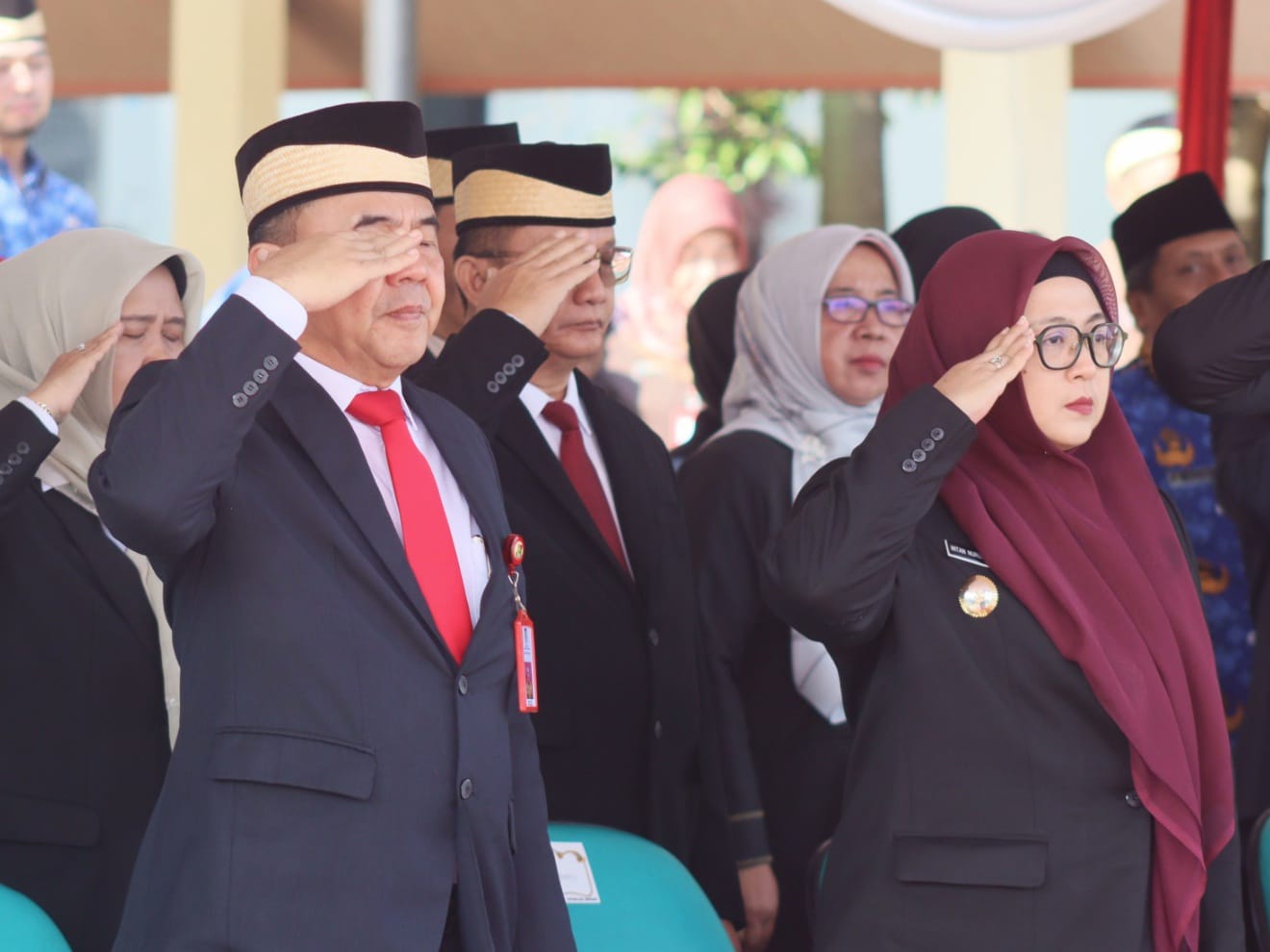Wabup Intan, Sekda Soma saat Hormat di Upacara Hari Kesaktian Pancasila.