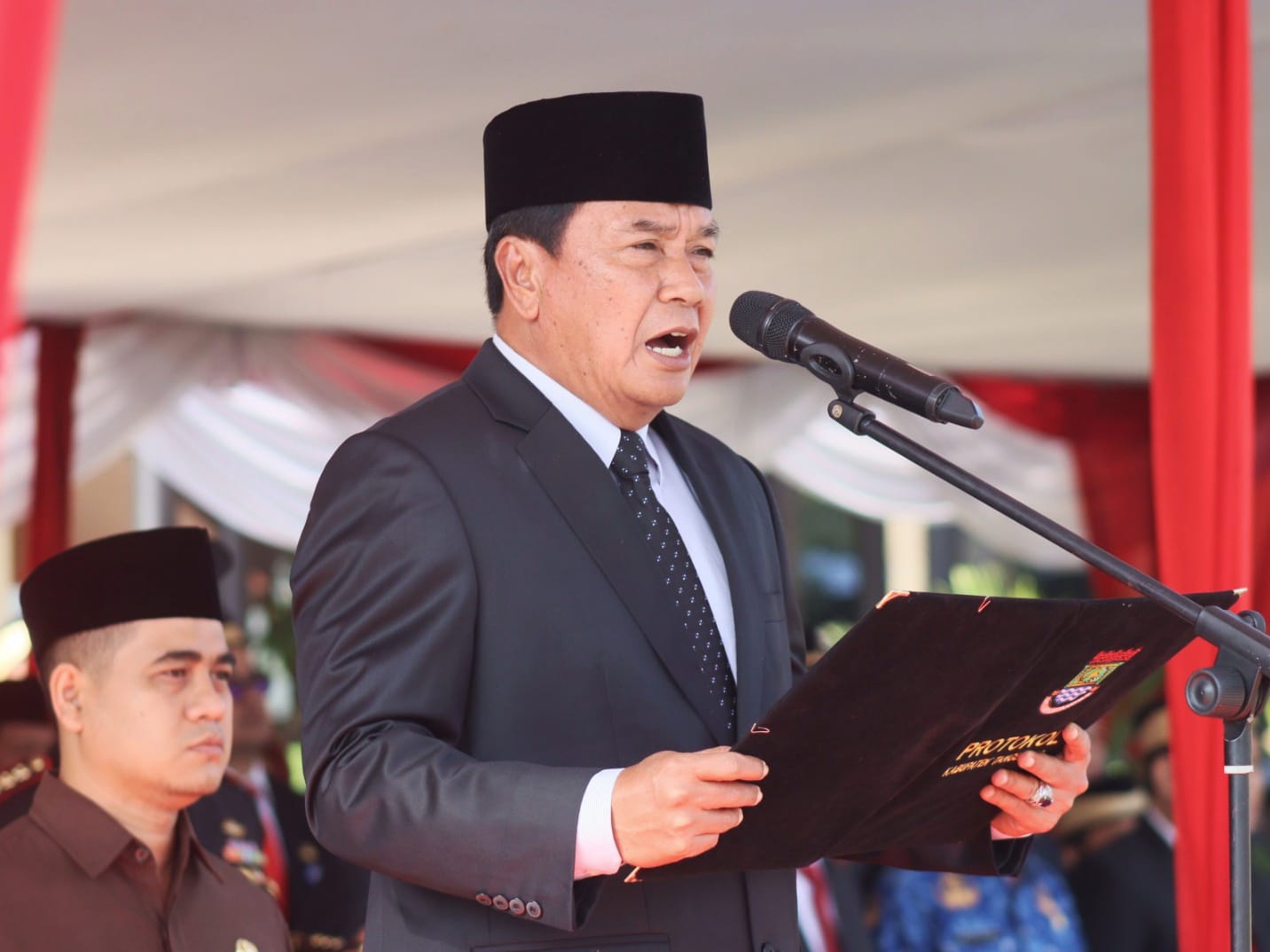Bupati Maesyal saat membacakan sambutannya di upacara hari kesaktian Pancasila.