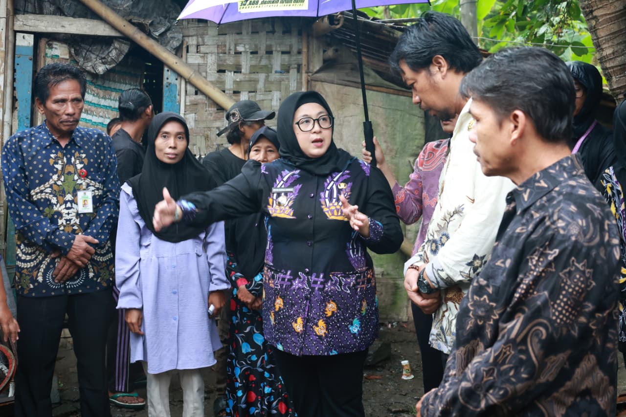 Wabup Intan saat meninjau RTLH di Desa Patrasana Kresek.
