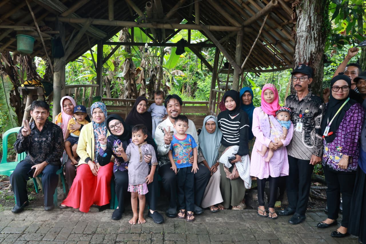 Wabup Intan saat bersama warga.