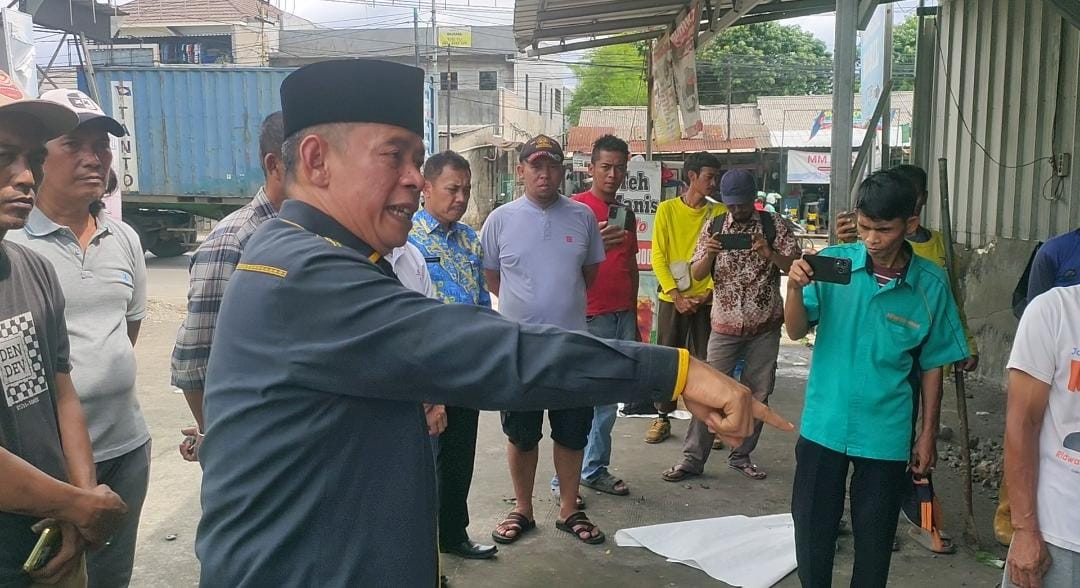 Dewan Saiful Milah saat turun melihat aksi warga yang membongkar paksa drainase yang ditutup ruko.