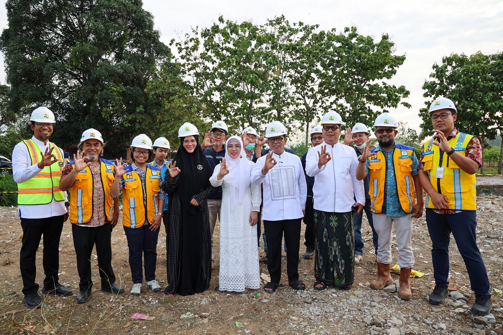 Gubernur Andra Soni, Ketua DPRD Fahmi Hakim dan Jajarannya saat meninjau normalisasi sungai Cibanten.