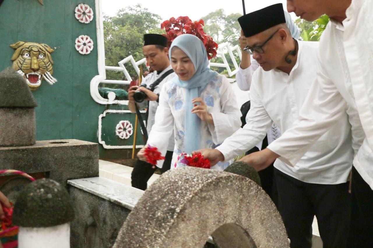 Bupati Zakiyah bersama jajarannya saat ziarah di makam Brigjen KH. Syam’un.