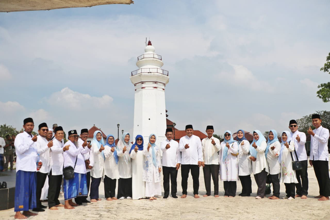 Bupati Zakiyah bersama jajarannya saat ziarah di makam Sultan Maulana Hasanudin Banten.