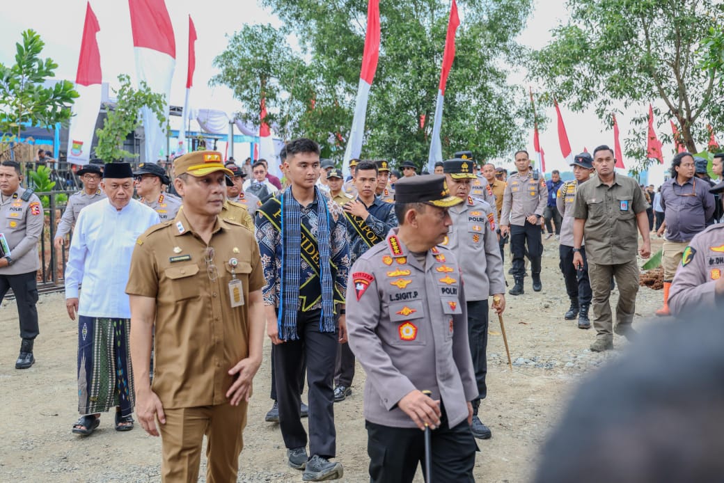 Sekda Deden Apriandhi saat mendampingi Kapolri Jenderal Polisi Listyo Sigit Prabowo.