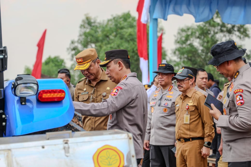 Sekda Deden Apriandhi saat mendampingi Kapolri Jenderal Polisi Listyo Sigit Prabowo.
