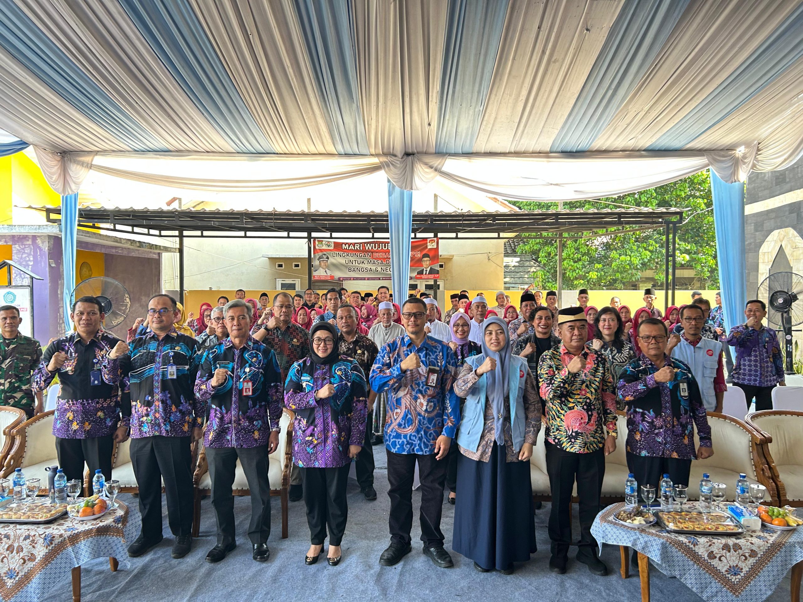 Tim Penilai Desa Anti Korupsi KPK Bersama Wabup Intan dan Pejabat Lainnya.