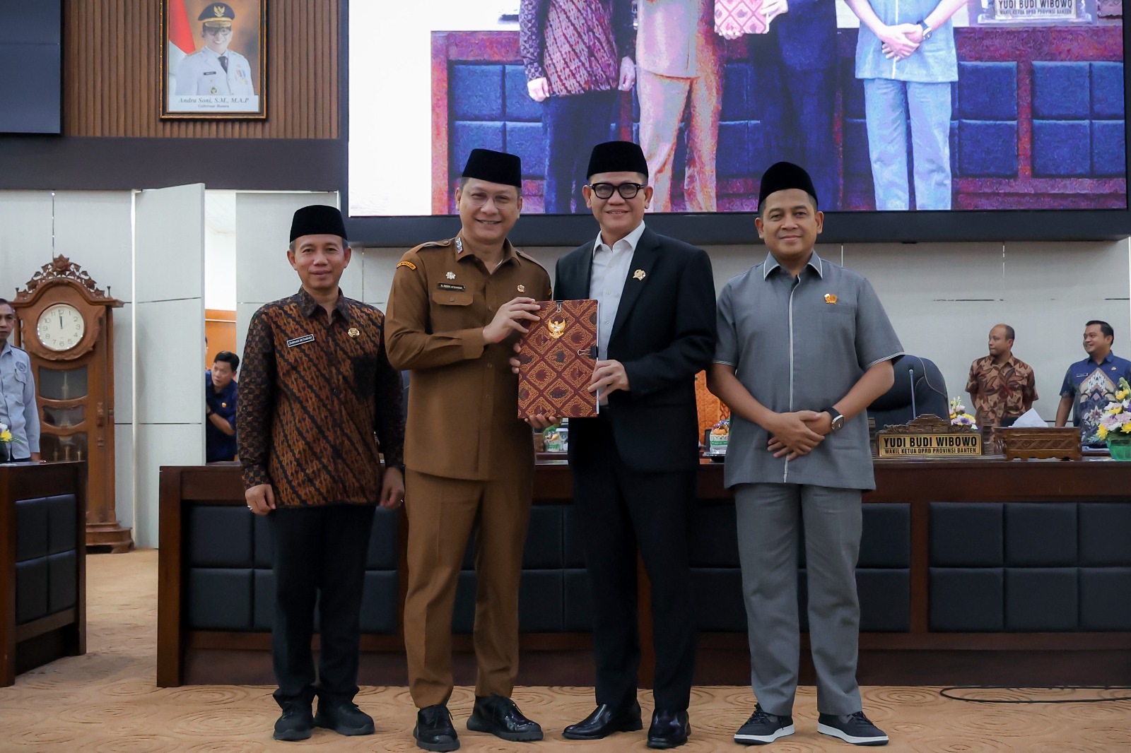 Sekda Deden dan Wakil Ketua DPRD Banten Bahrum saat di Rapat Paripurna DPRD Banten.