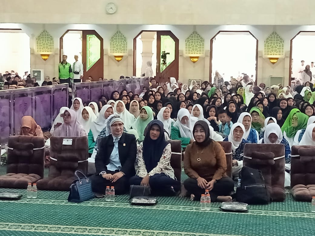 Dewan Aidha Hubaedah saat menghadiri Pengajian.