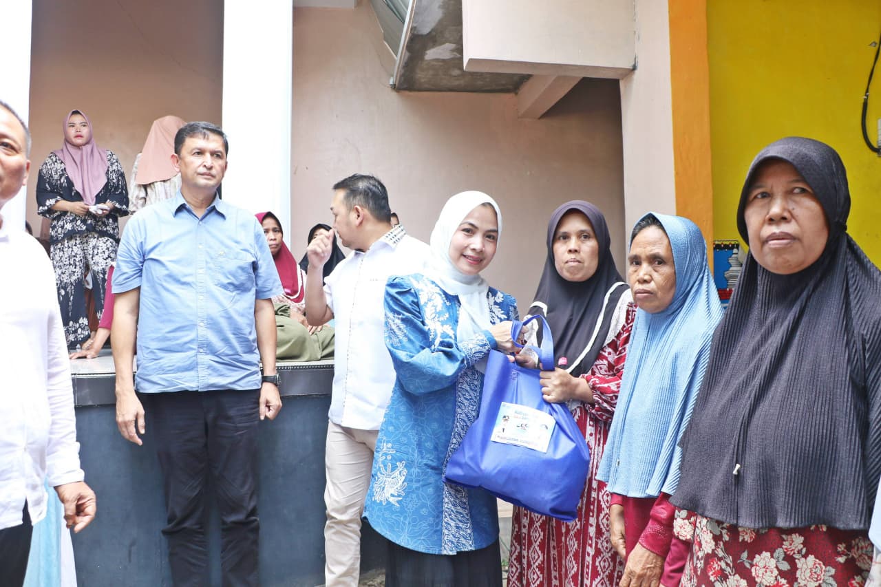 Bupati Zakiyah didampingi Sekda Zaldi Dhuhana saat membagikan sembako untuk masyarakat.