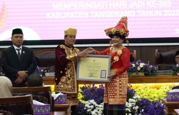 Bupati Maesyal saat menyerahkan penghargaan kepada Kajari Afrillianna Purba.