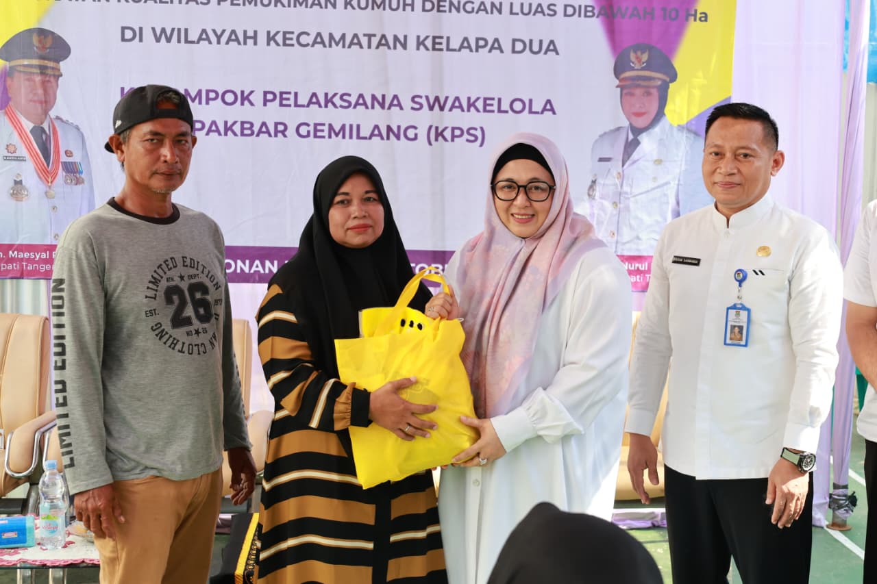 Wabup Intan didampingi Sekdis Dadan saat memberikan paket sembako untuk warga Pakulonan Barat, Kelapa Dua.