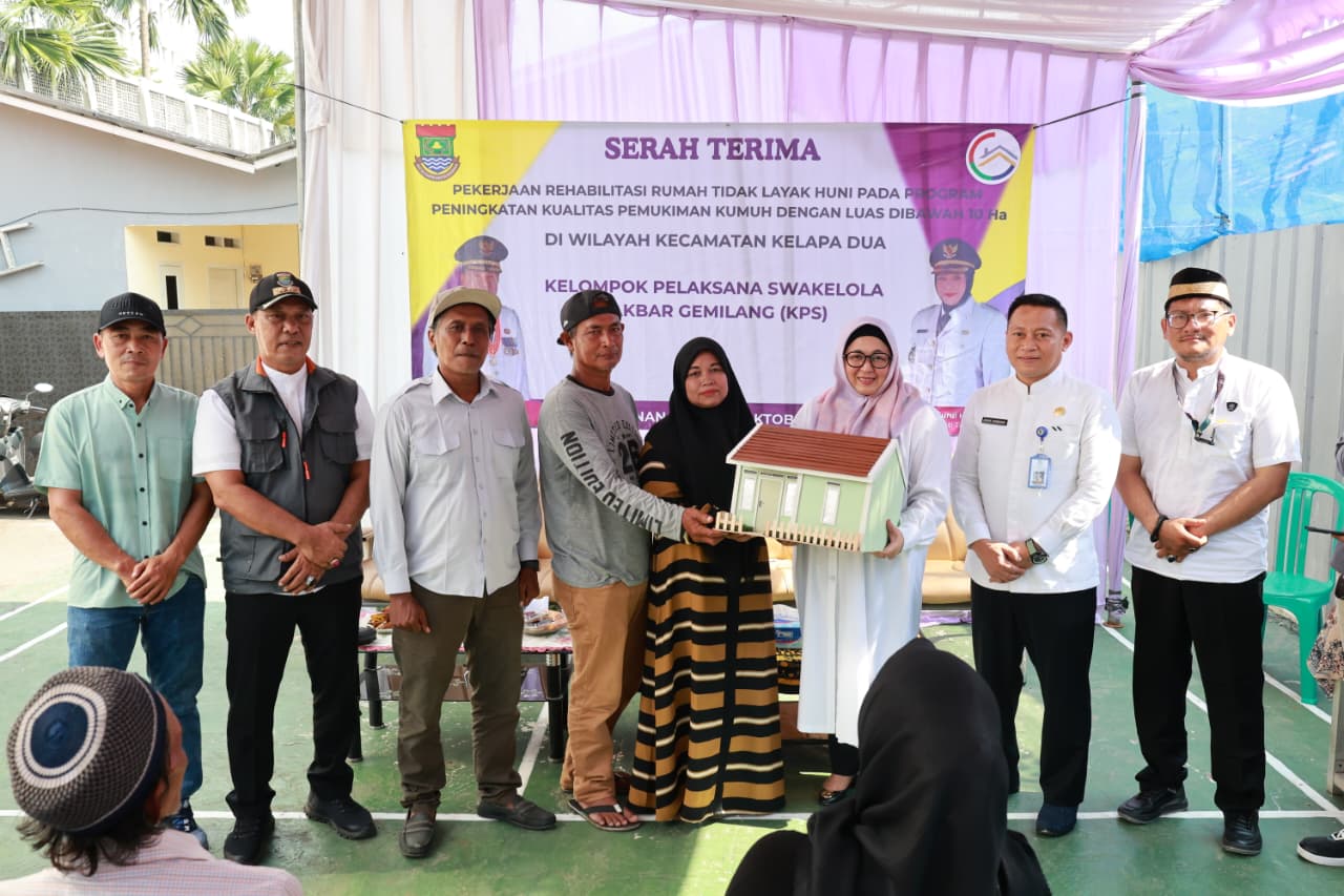 Wabup Intan didampingi Sekdis Dadan saat menyerahkan 10 Rumah Program Bedah RTLH untuk warga Pakulonan Barat, Kelapa Dua.