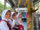 Para siswa SD saat mencoba layanan bus sekolah gratis.