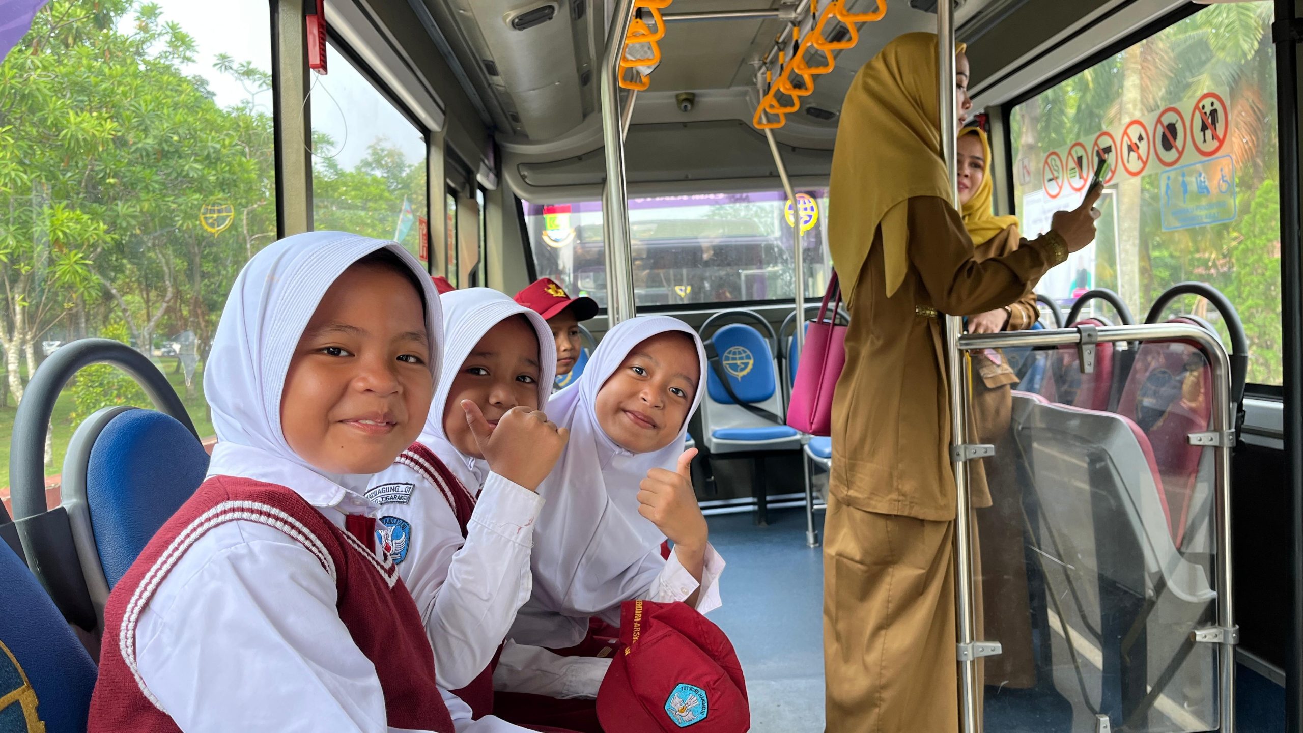 Para siswa SD saat mencoba layanan bus sekolah gratis.