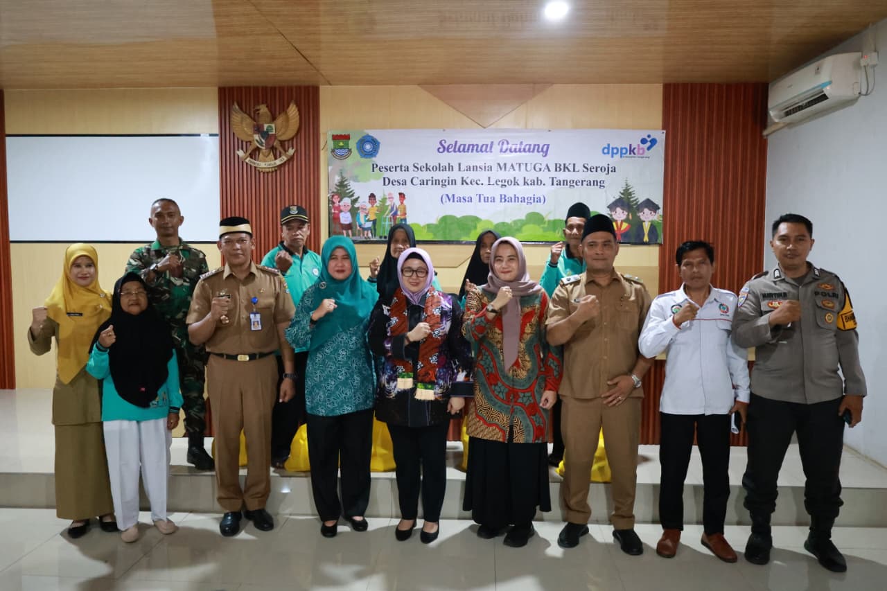 Wabup Intan Didampingi Camat Yusuf saat mengunjungi Sekolah Lansia di Desa Caringin, Kecamatan Legok.