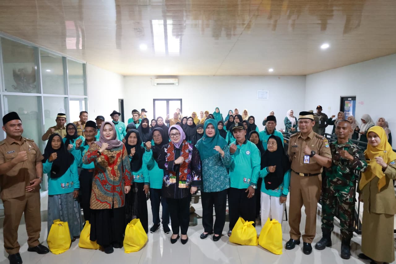 Wabup Intan Didampingi Camat Yusuf saat mengunjungi Sekolah Lansia di Desa Caringin, Kecamatan Legok.