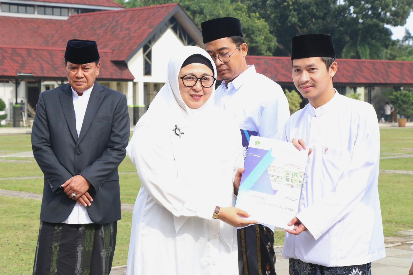 Bupati Maesyal dan Wabup Intan saat memberikan buku untuk santri.