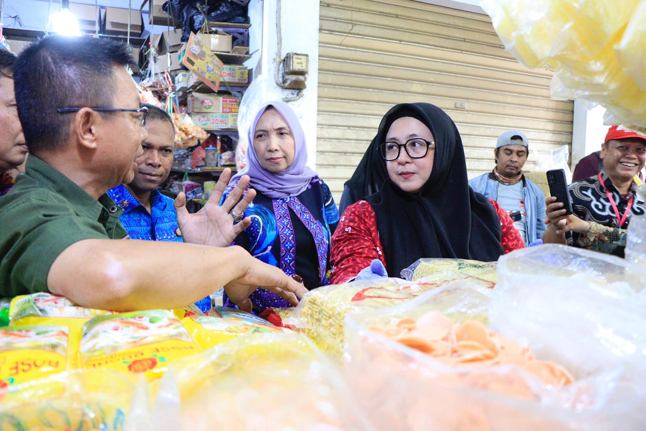 Wabup Intan saat mengecek pedagang sembako.