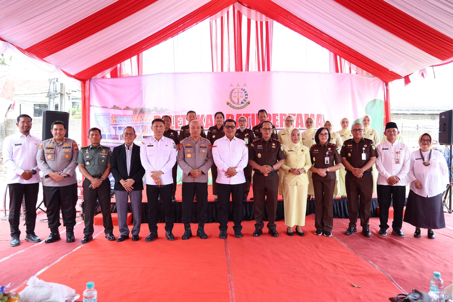 Para pejabat di kegiatan peletakan batu pertama pembangunan TK Adhyaksa Banten.