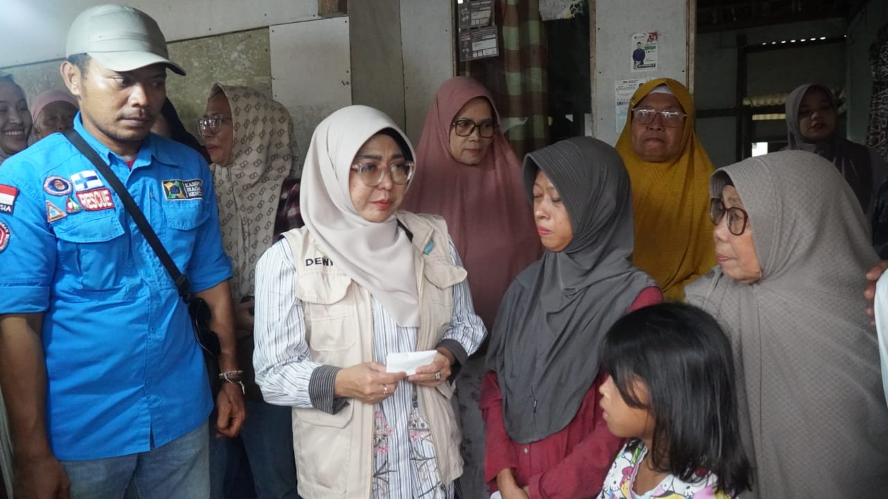 Bupati Dewi saat mendatangi rumah keluarga anak yang terseret arus sungai.