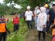 Bupati Dewi saat terjun langsung ke lokasi 2 bocah yang terseret arus sungai Ciliman.