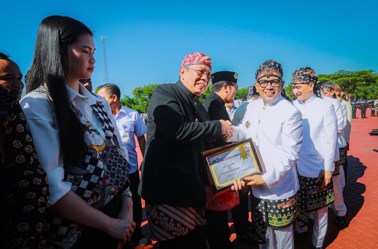 Wali Kota Benyamin saat diberikan piagam penghargaan oleh Gubernur Andra Soni.